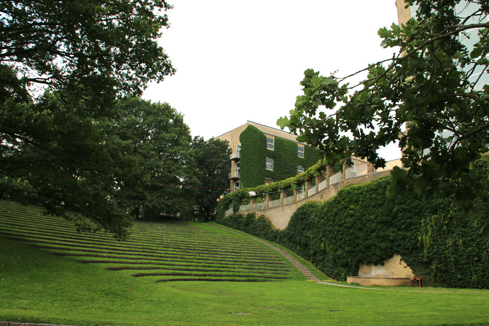 Зеленый амфитеатр в парке Орхусского университета
