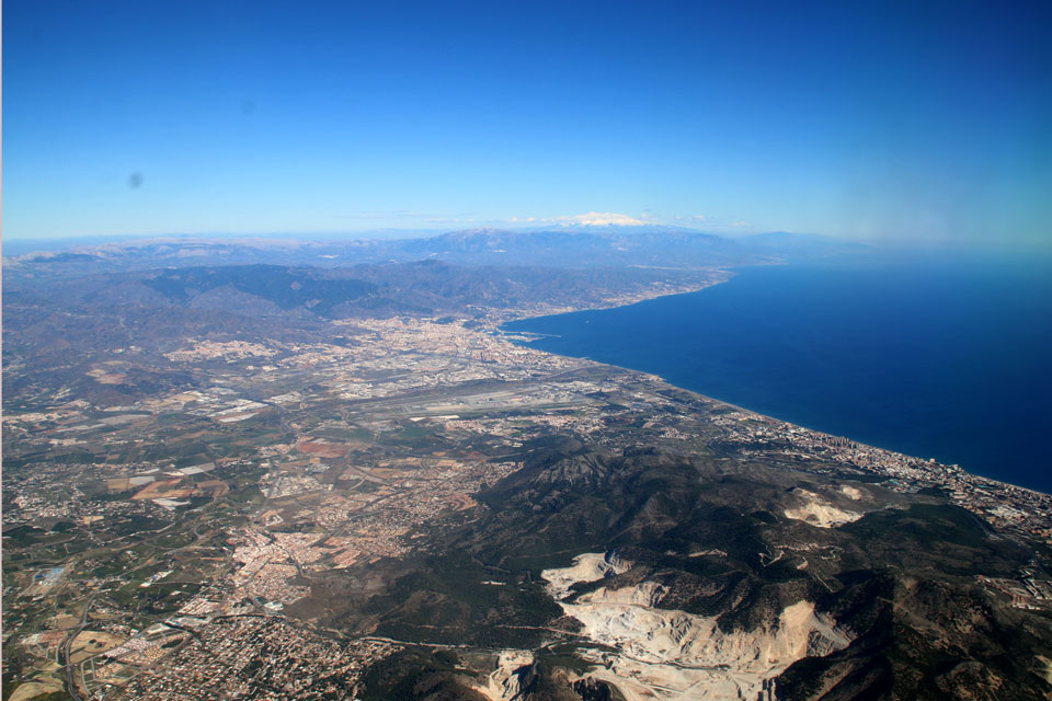 Вид на горы южного побережья Испании коста-дель-соль с самолета.
