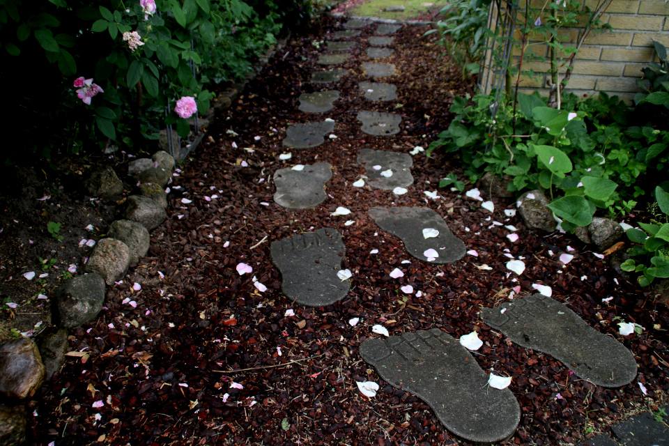 Плитки в форме стоп у входа в сад Йорк