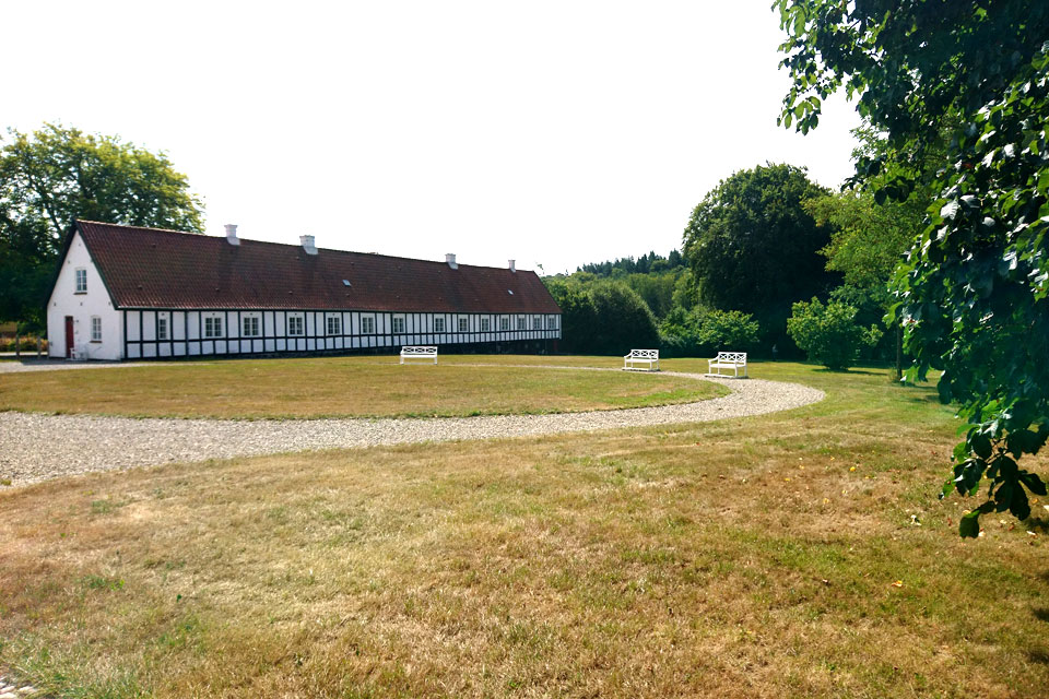 Высохший газон в парке дворцового комплекса Fussingø