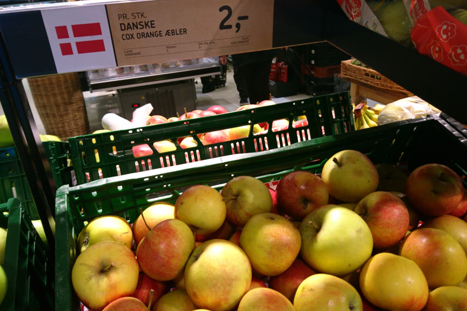 Яблочки сорта Кокс Оранж (Cox Orange). Фото 2 янв. 2019, супермаркет г. Вибю / Viby, Дания