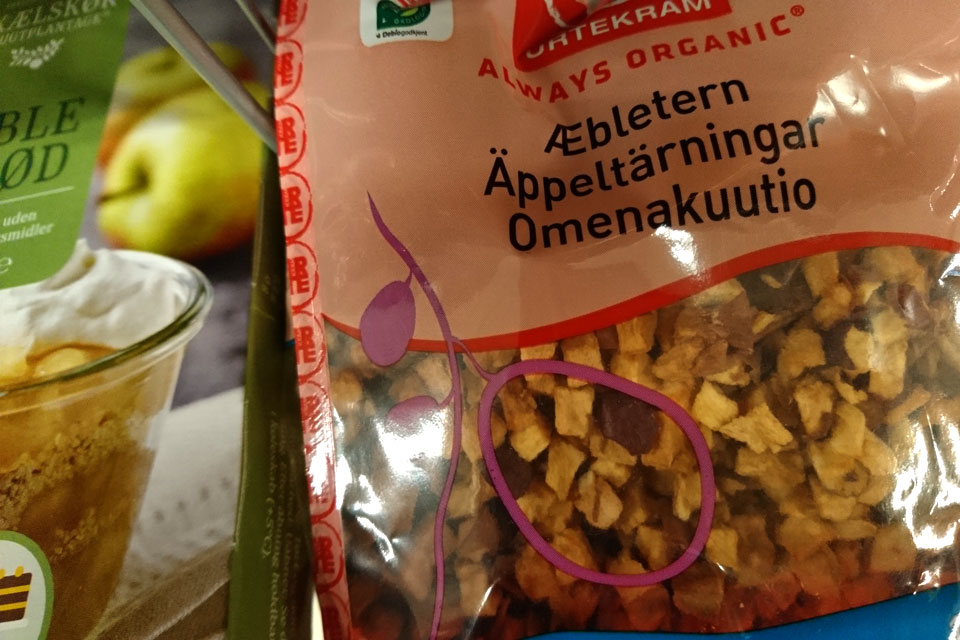 Сушеные кусочки яблок продаются в супермаркете в разделе бакале Сушеные кусочки яблок продаются в супермаркете в разделе бакале