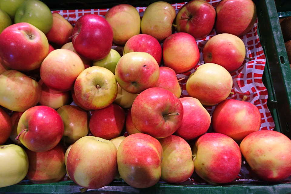 Яблоки сорт Беллида (Bellida). Фото 5 фев. 2019, супермаркет г. Вибю / Viby, Дания