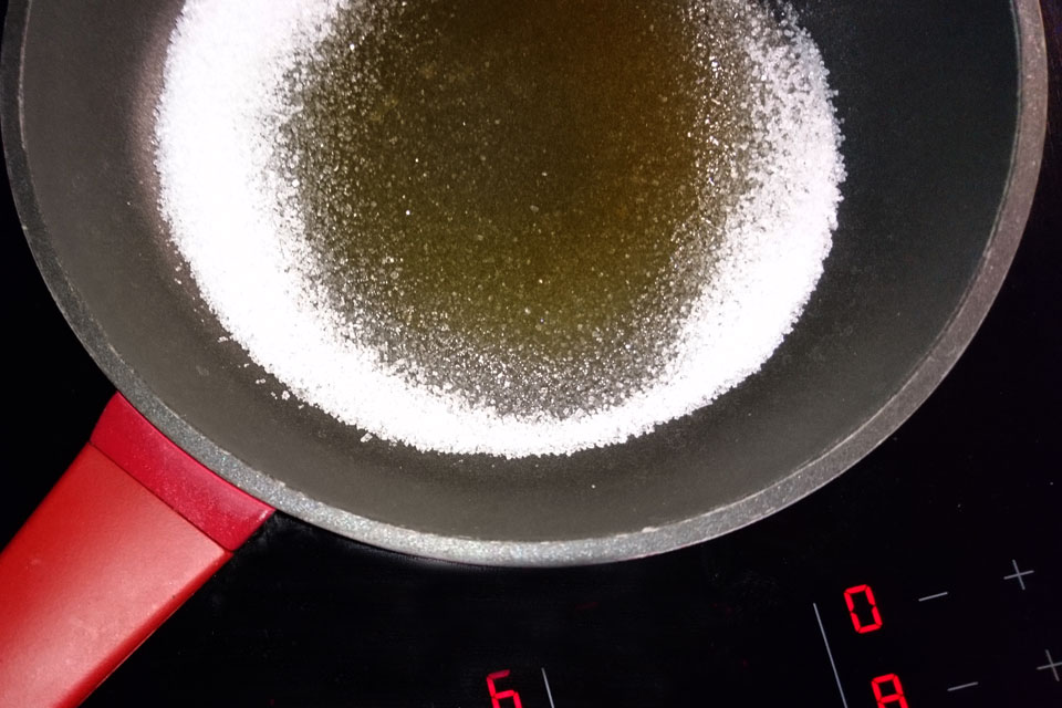 Сахар плавится на сухой сковородке. Фото 24 дек. 2017