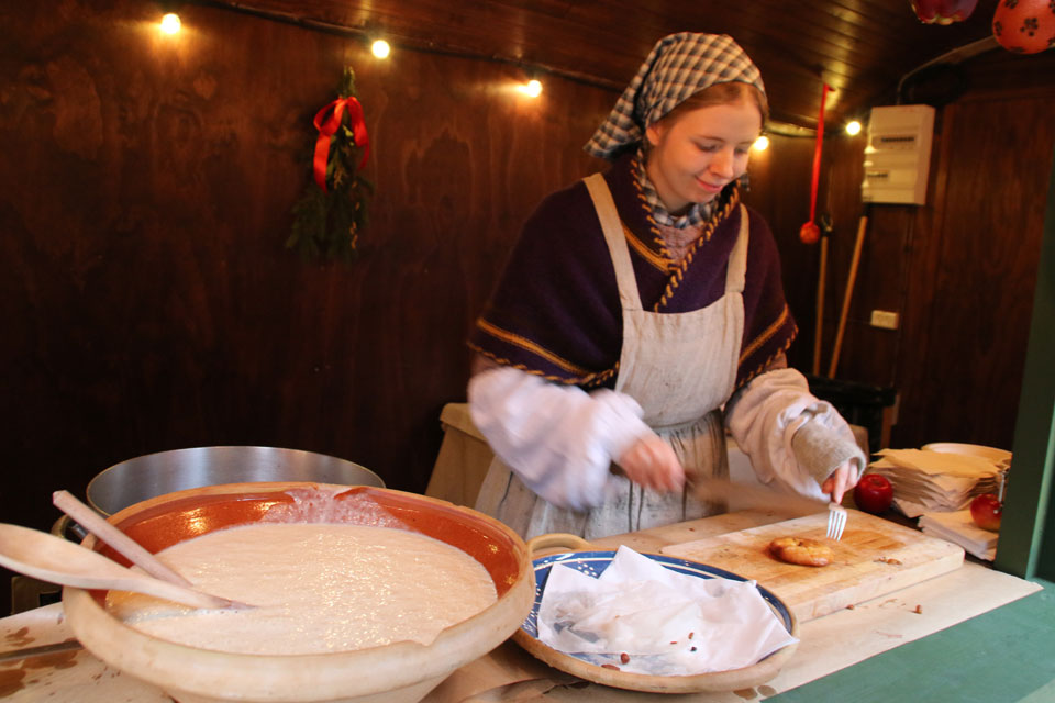 Яблоки в тесте готовы к вкушению вместе с горячий глоггом