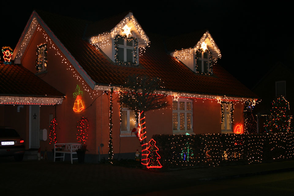 рождественские домовые Ниссе охраняют этот дом, хотя они и не прочь пошалить и проказничать
