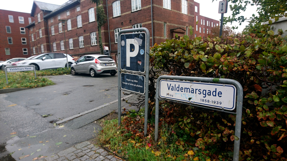 Улица Valdemarsgade в центре Орхуса, названная в честь принца Вальдемар (prins Valdemar 1858-1939). Фото 21 окт. 2023, Орхус, Дания