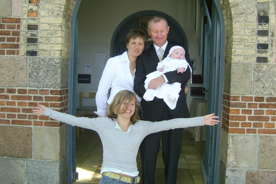 Семейная фотография у входа в церковь после обряда крещения моего сына