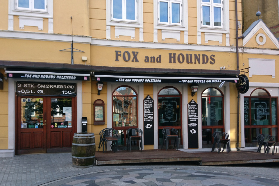 Паб "Fox and Hounds" с крафтовым пивом на центральной улице г. Хольстебро 