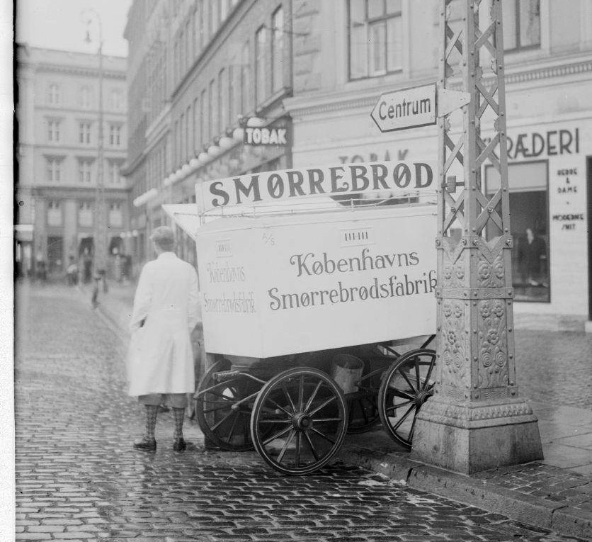 Перевозной магазин по продаже смёрребрёдов в Копенгагене, архивная фотография 1930-45 годов