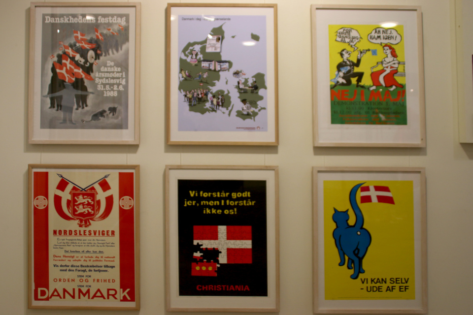 Выставка плакатов с флагом Дании Даннеброг в музее Старый Город