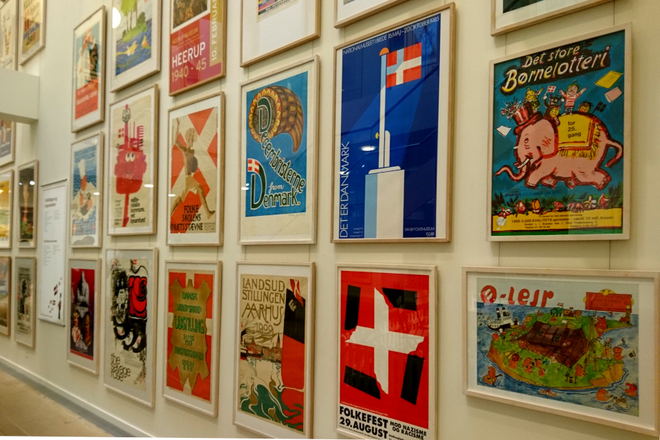 Выставка плакатов с флагом Дании Danmark 