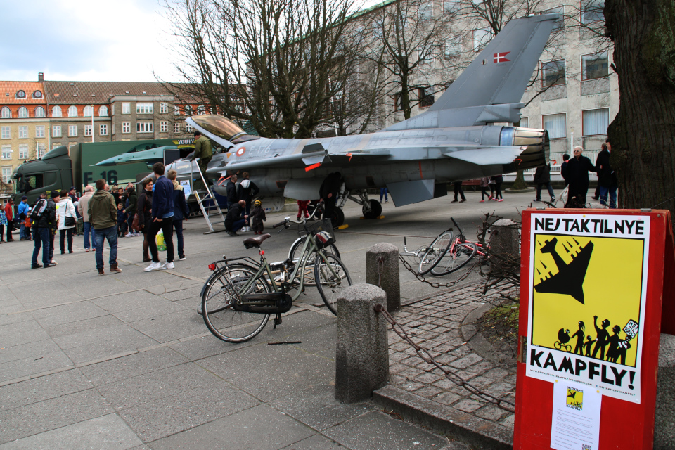 Военный самолет на площади возле ратуши г. Орхус
