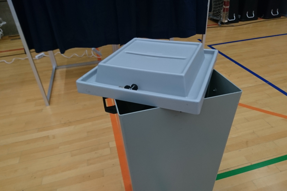 Избирательный ящик до начала голосования. Фото 26 мая 2019, г. Холме / Holme, Дания