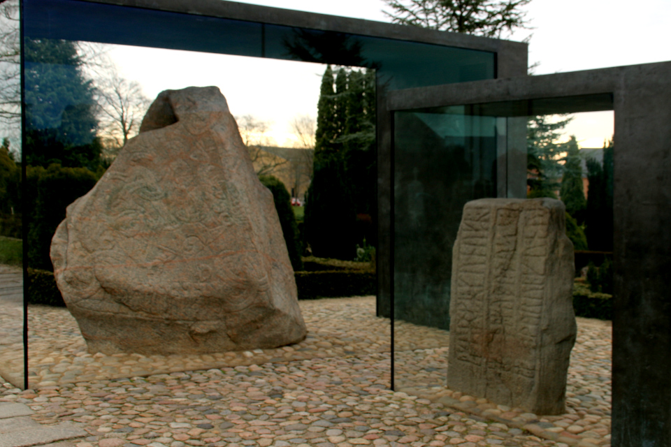 Рунные камни в Еллинге, Дания