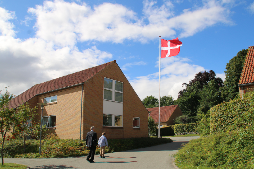 Флаг Дании Даннеброг около жилищного комплекса 