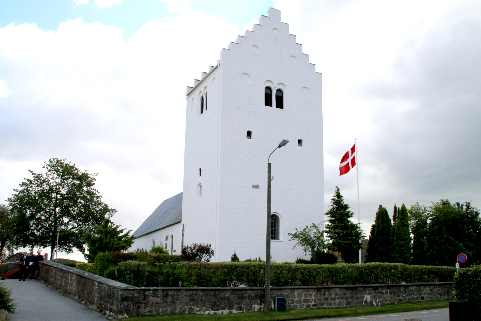 Флаг Дании Даннеброг около церкви во время крещения