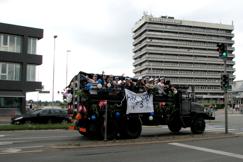 Празднование окончания гимназии на грузовиках в Дании
