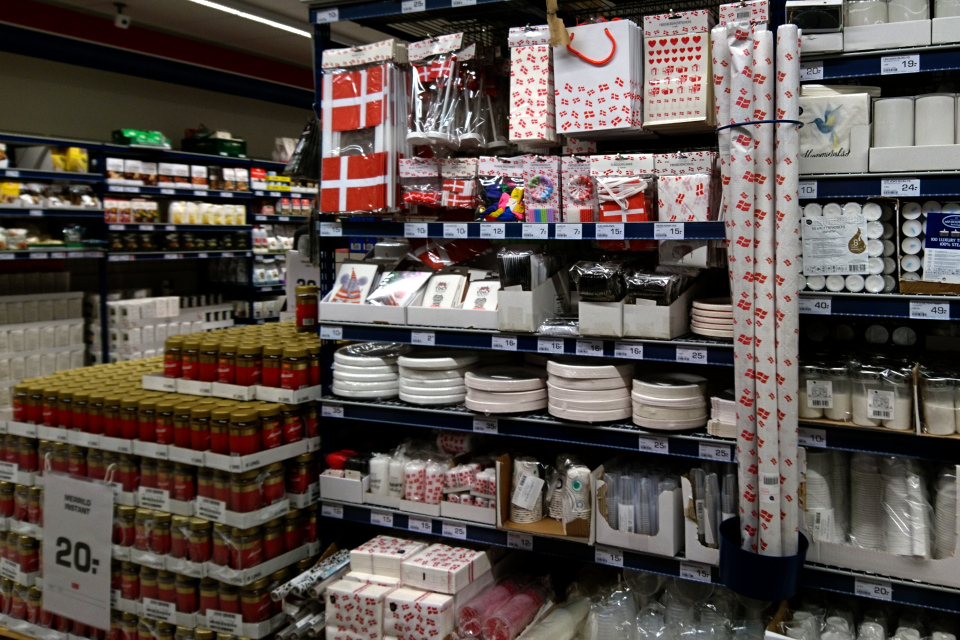 Раздел товаров с датскими флажками в супермаркете Рема / Rema.