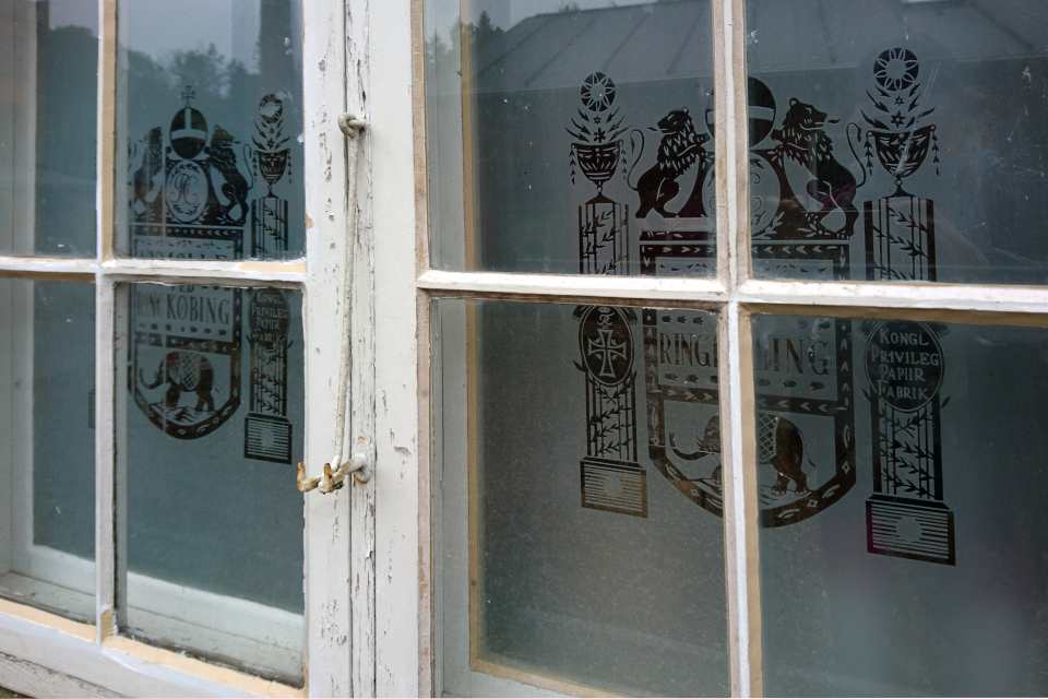 Окна офисных зданий, украшенные фамильными гербами династии Брунсхоб