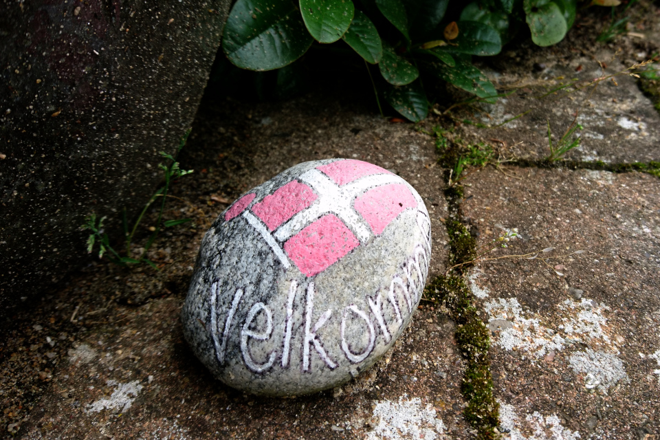Камушек с надписью "Добро пожаловать" - " Velkommen"