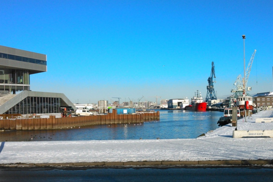 Береговое укрепление (дат. bolværk) возле библиотеки DOKK1 в порту г. Орхус, Дания