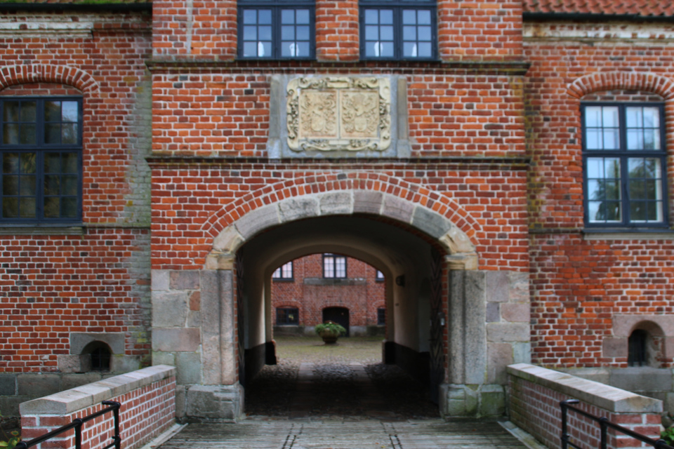 Замок Розенхольм (Rosenholm), построенный в 16 веке на месте старой крепости