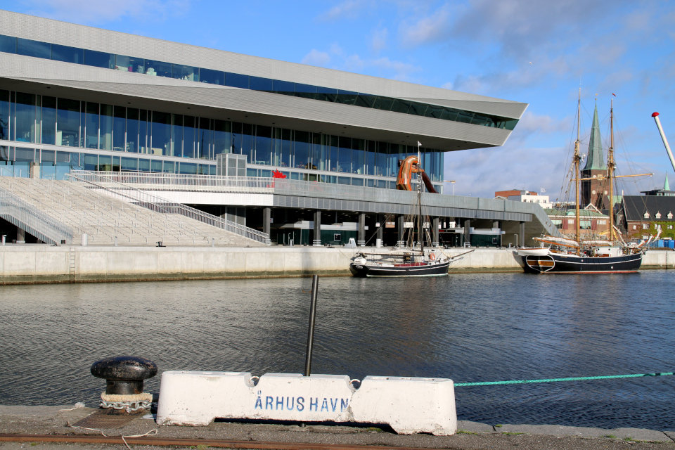 Здание библиотеки DOKK 1 в порту города Орхус. Фото 2 авг. 2015, Дания