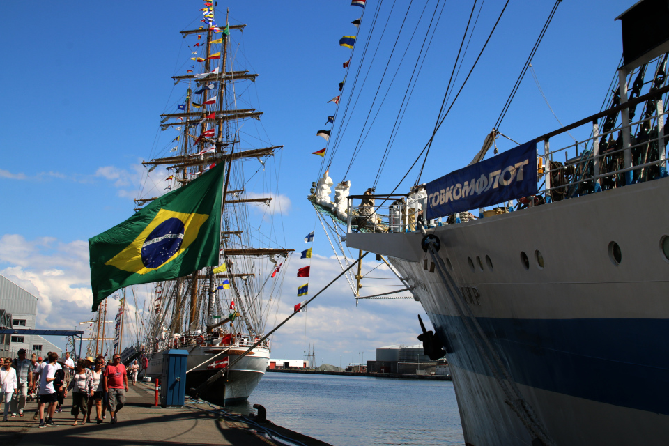 Бразильский парусник Cisne Branco возле Российского парусного корабля Мир