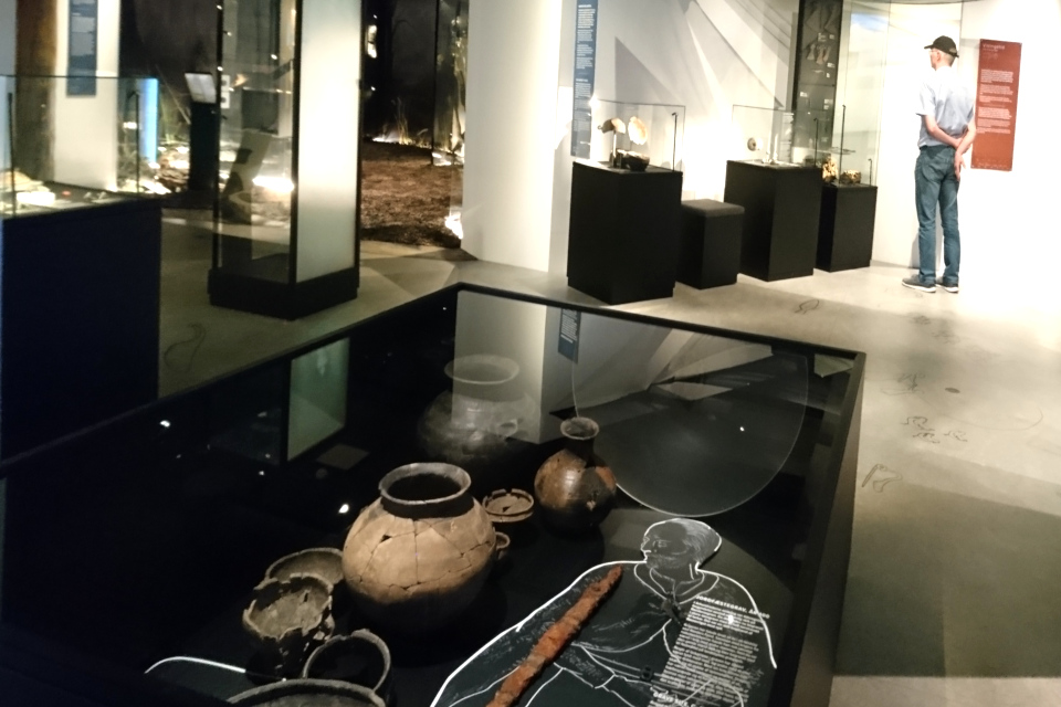 Выставка археологических экспонатов, найденных в местах неподалеку от могилы Гамлета.