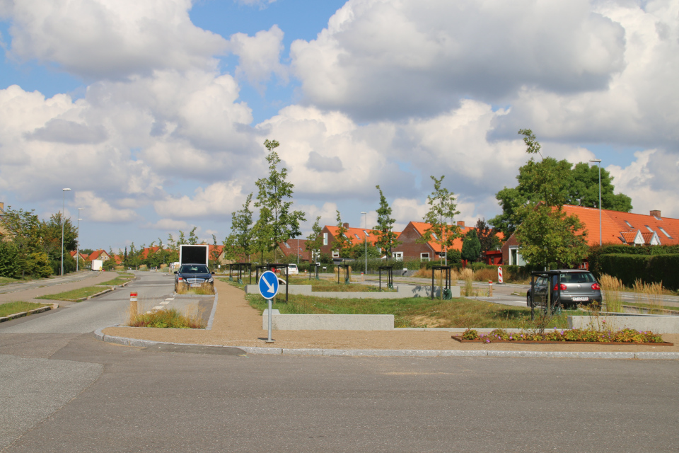 Аллея для ливней с местами для парковки машин,Risvangs Allé, г. Орхус / Aarhus, Дания
