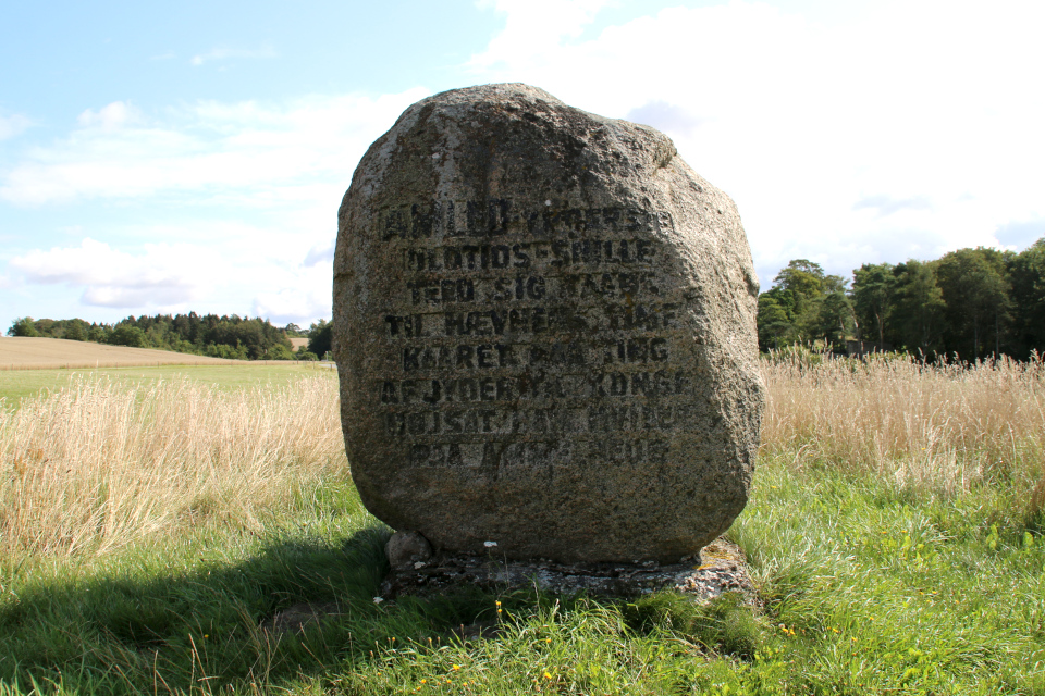Камень с надписью на вершине кургана - могилы Гамлета