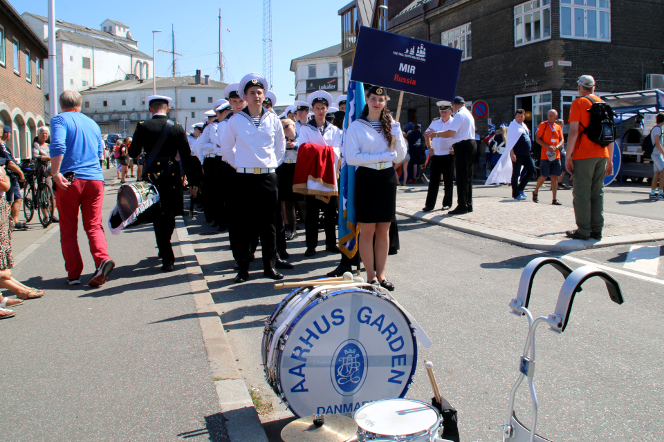 Экипаж Российского парусника Мир перед началом парада