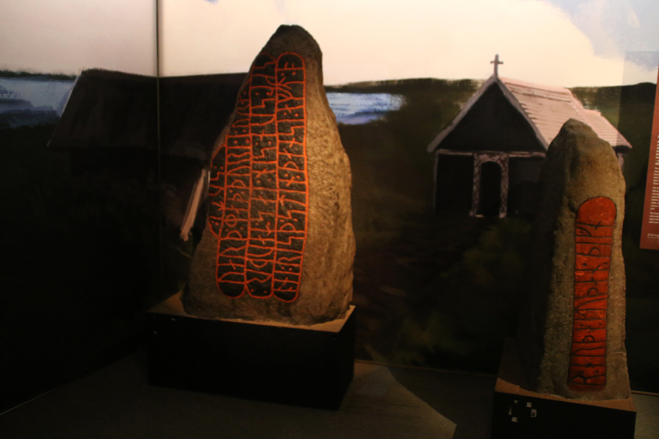 Рунные камни времен викингов, найденные в окрестностях г. Рандерс, Дания