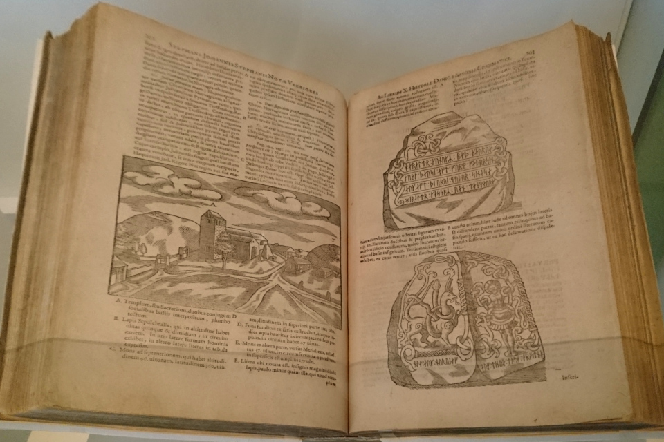 Иллюстрация трех сторон большого рунного камня в книге Саксона Грамматика