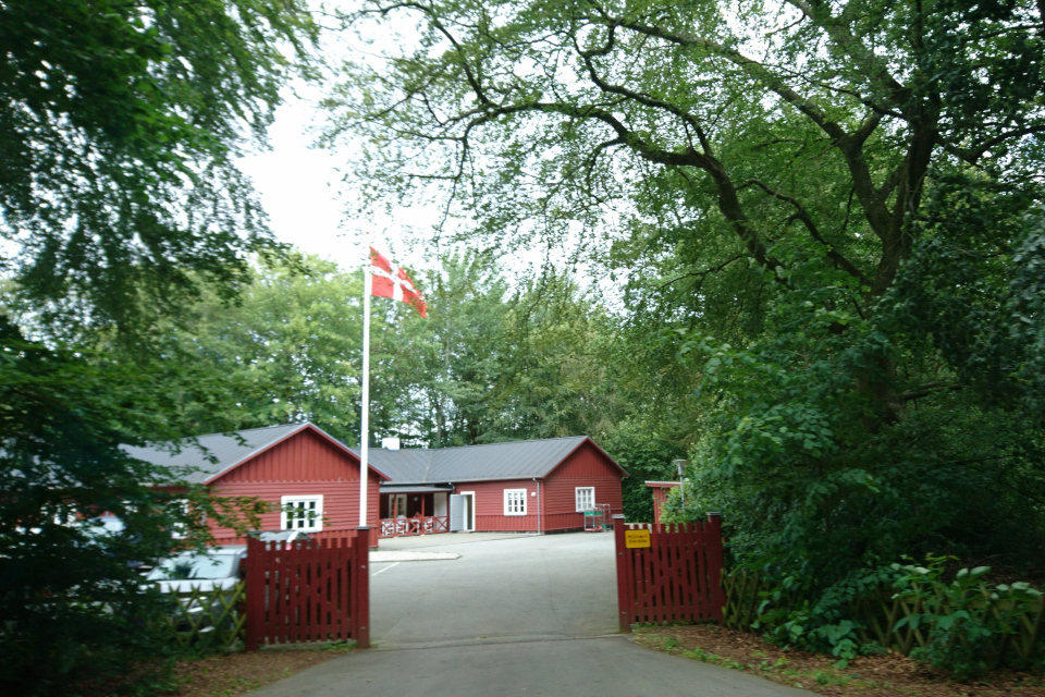 Флаг Даннеброг во дворе казарм Марселисборг
