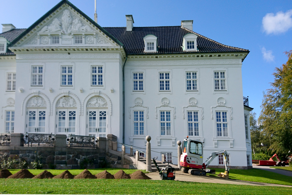 Работы по ремонту дорожки возле дворца Марселисборг