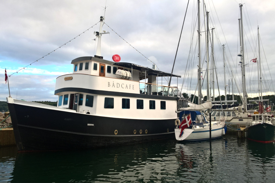 Ресторан лодка (Bådkafe) в порту Тангкроэн в Орхусе, Дания. Фото 19 сент. 2019