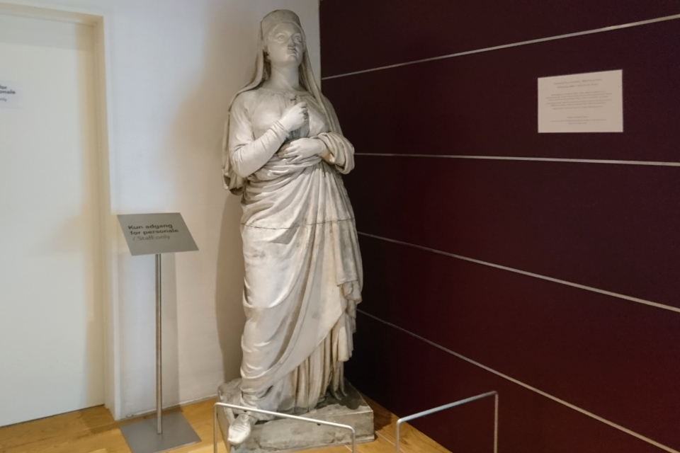 Скульптура жены короля Горм - королевы Тюра (дат. Dronning Thyra)
