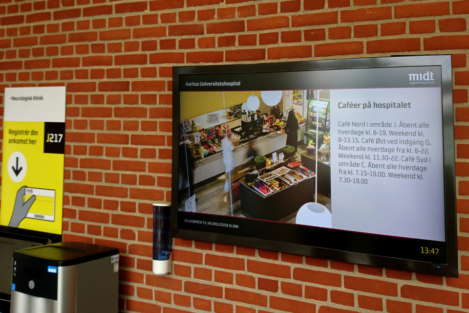 Рекламный монитор с информаций про время работы кафетерий