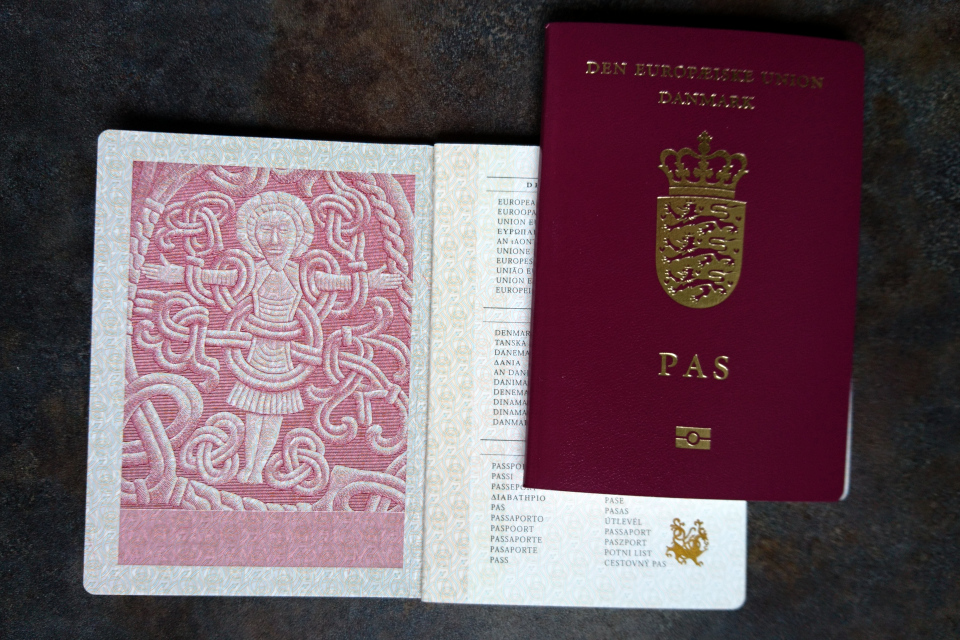 Заграничный паспорт Дании с мотивом большого рунного камня Харальда