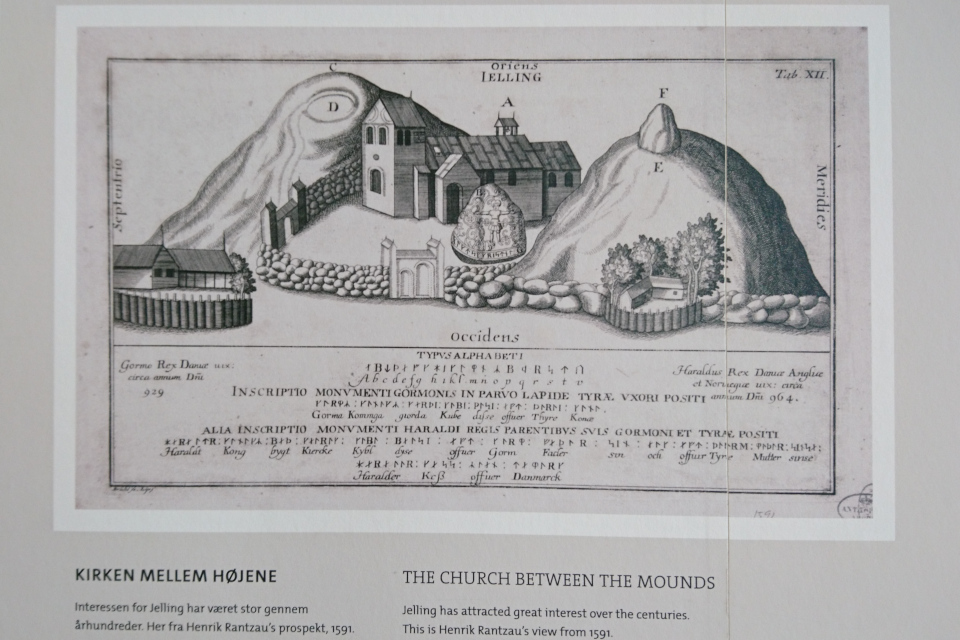 Рунный камень, курганы и церковь Еллинг на иллюстрации 1591 г