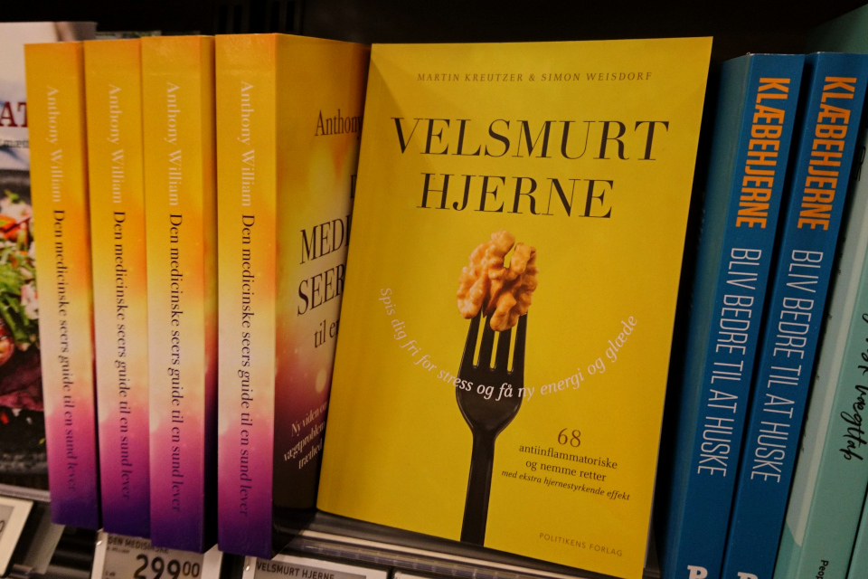 Книга "Хорошо смазанный мозг" (дат. “Velsmurt hjerne”) с рецептами блюд, полезных для здоровья. Фото 8 нояб. 2019, книжный магазин, г. Орхус, Дания