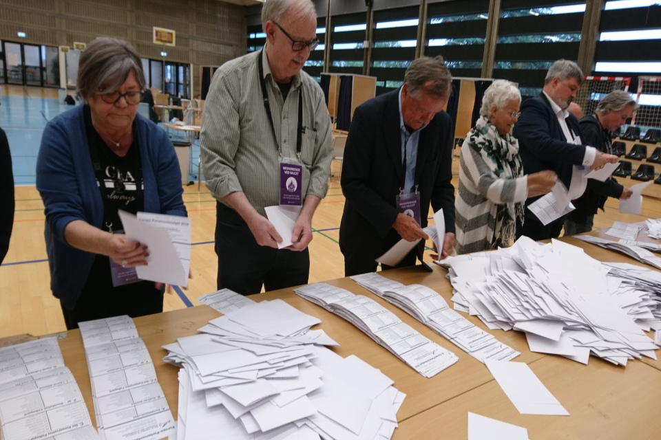 Сортировка бюллетеней и подсчет голосов. Фото 26 мая 2019, г. Холме / Holme, Дания