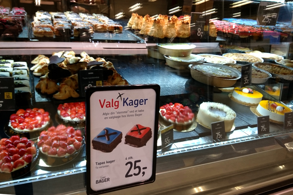 Выборные пирожные (дат. Valg Kager) в кондитерской, два варианта