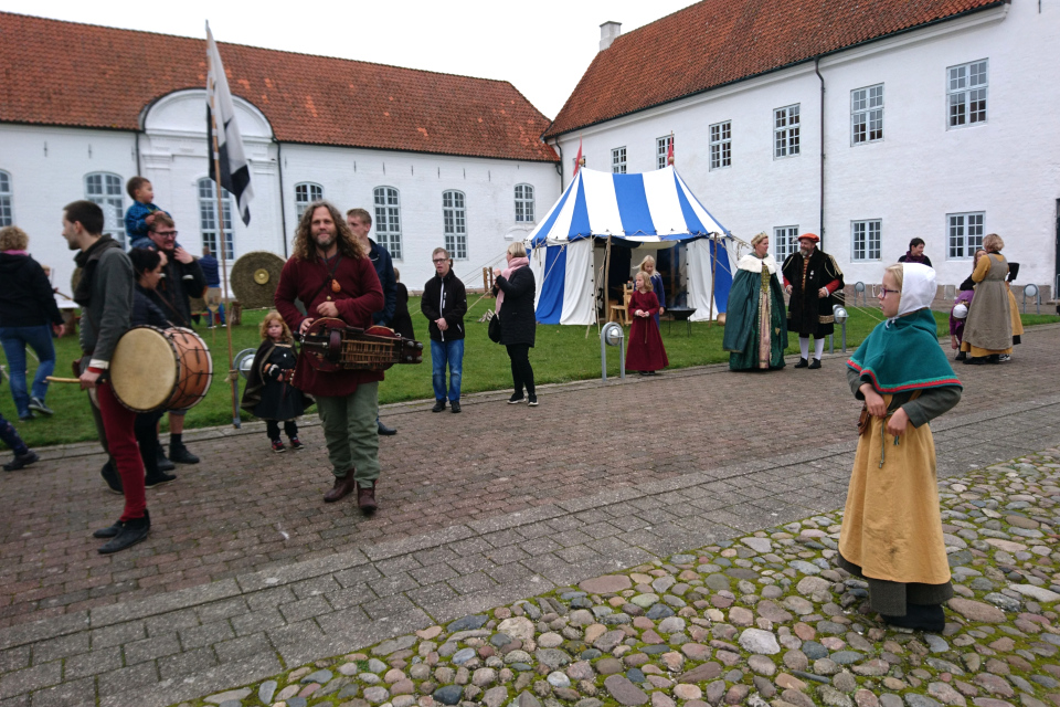 выступление музыкальной группы Virelai во время Средневекового фестиваля Витскол