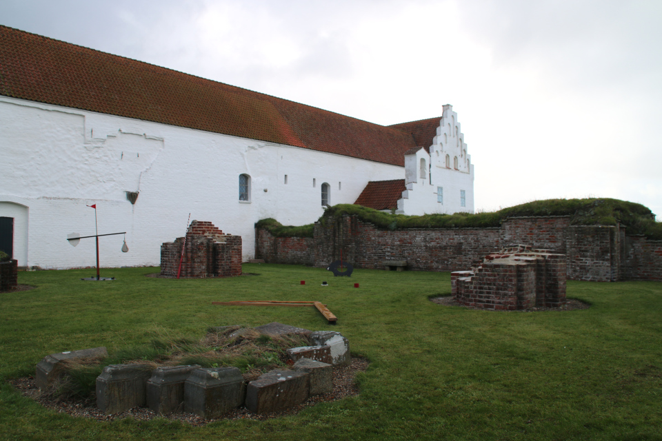 На стене монастыря видны следы совмещения здания со старой церковью