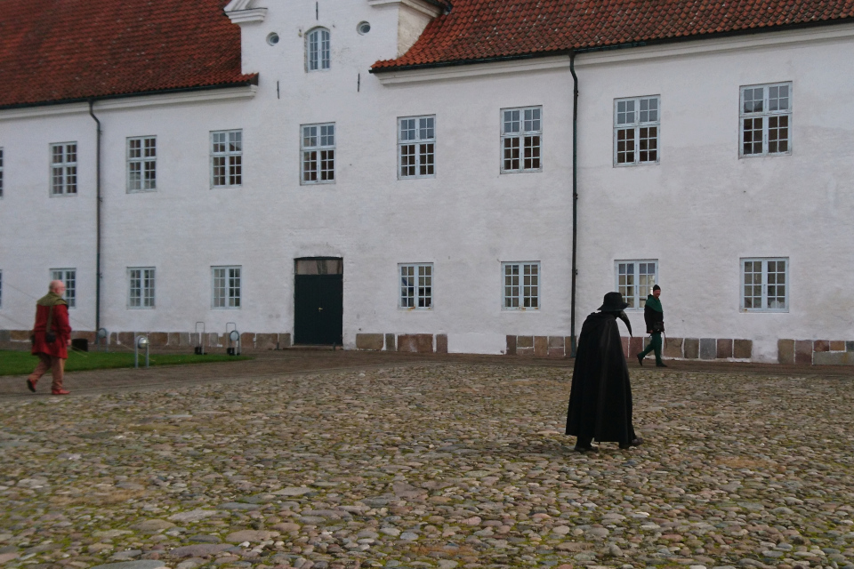 Чумной доктор во дворе монастыря Витскол во время Средневекового фестиваля