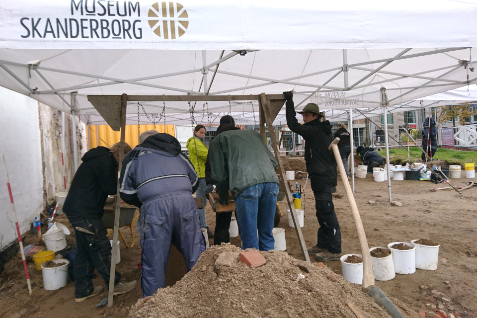 Просеивание грунта при археологических раскопках,Скандерборг.Фото 17 окт. 2019