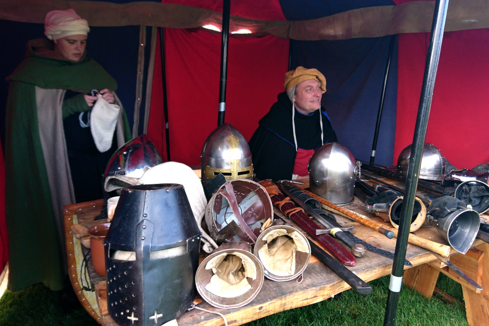 Торговец оружием. Средневековый фестиваль в монастыре Витскол